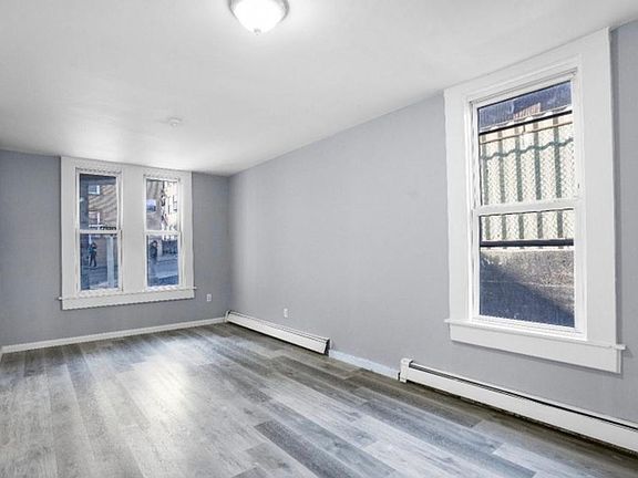 3rd image of 320 William St