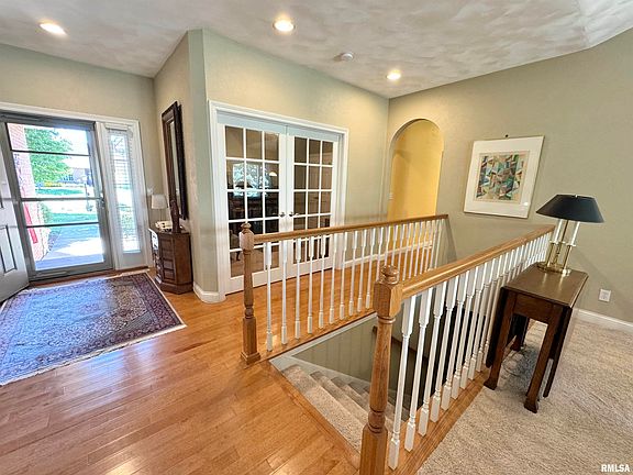 3rd image of 325 Garnet Dr