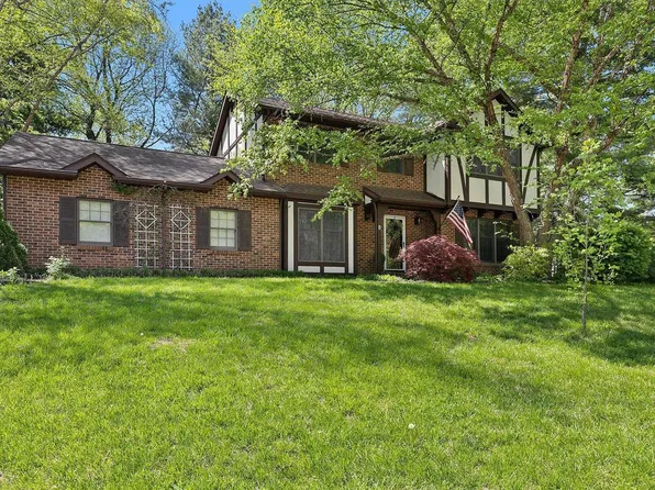 8 Saint Joseph Dr, Lebanon, IL 62254