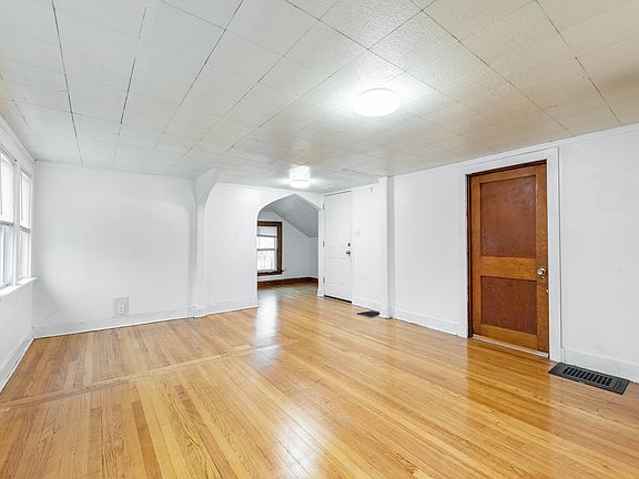 2nd image of 1443 Clarence Ave #2
