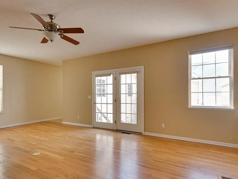 8430 Chester Pkwy — Photo 14
