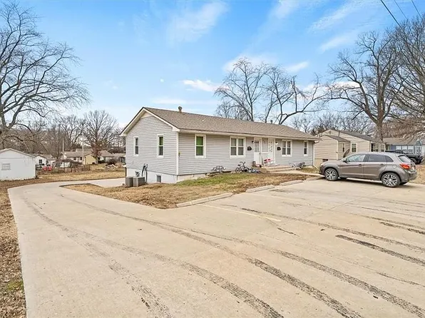 907 E Wall St #C, Harrisonville, MO 64701