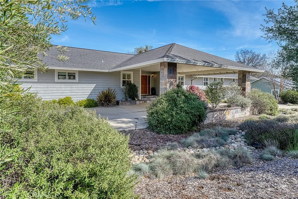 1050 Oak Park Way photo 1