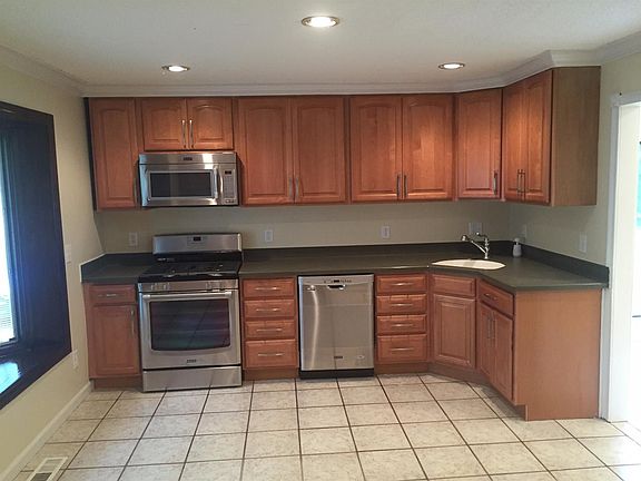 3rd image of 11601 Parkview Dr