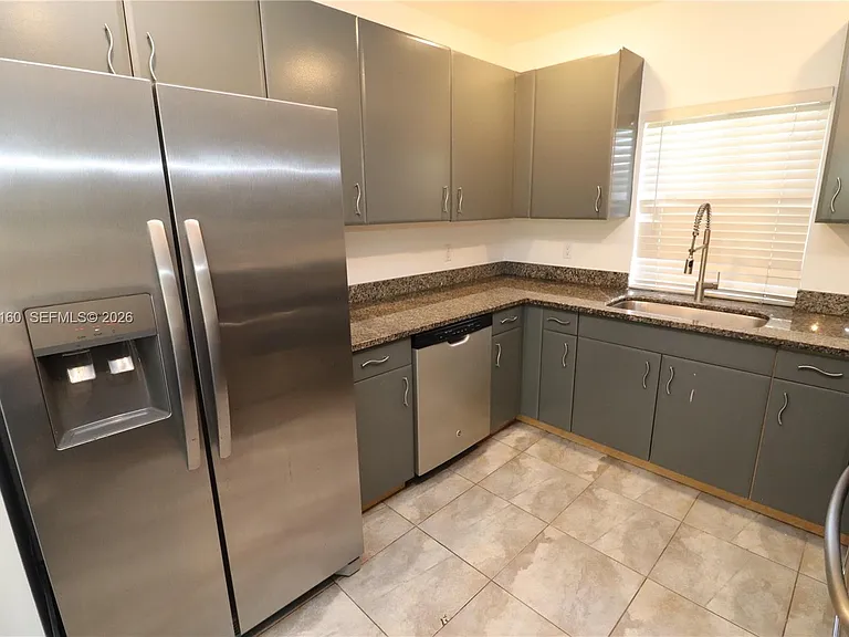 609 NE 28th St #1 — Photo 3