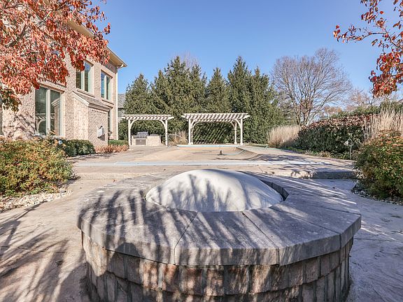 4th image of 4853 Benthaven Dr E
