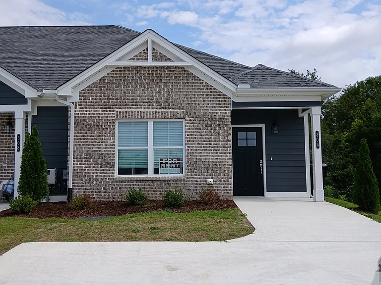 304 NE Bellingham Dr — Photo 1