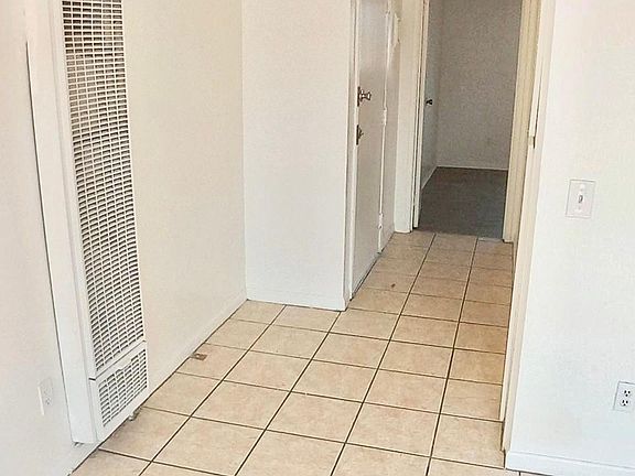 4th image of 921 W 82nd St #23