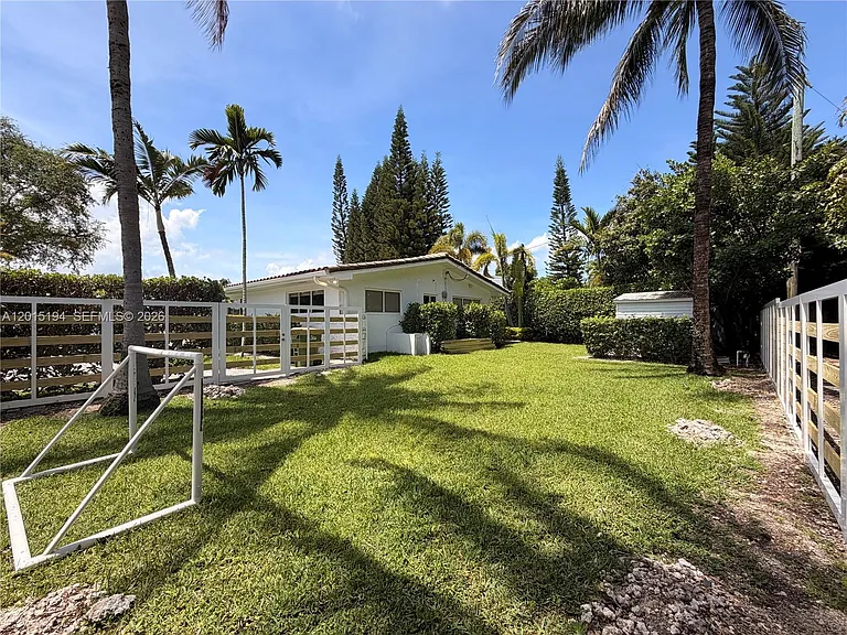 11445 N Bayshore Dr — Photo 30