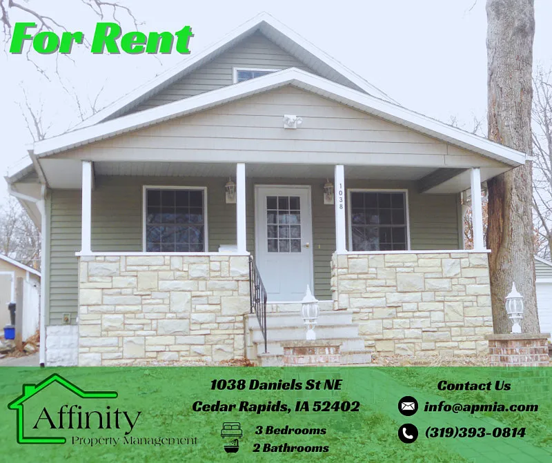 1038 Daniels St NE photo 1