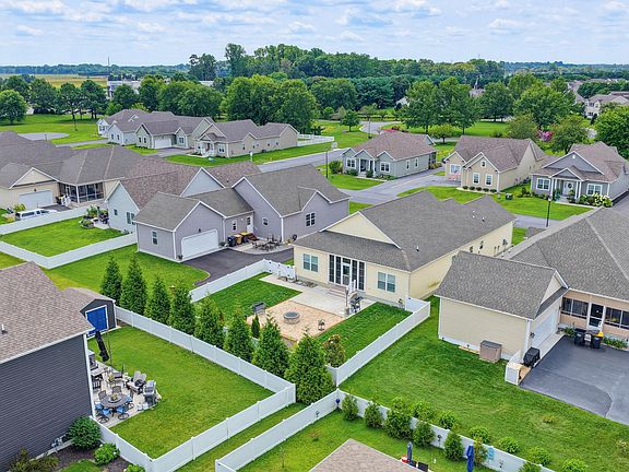 4th image of 18 Backwater Ct