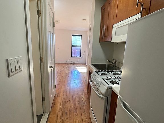 2nd image of 425 W 45th St APT 4FW