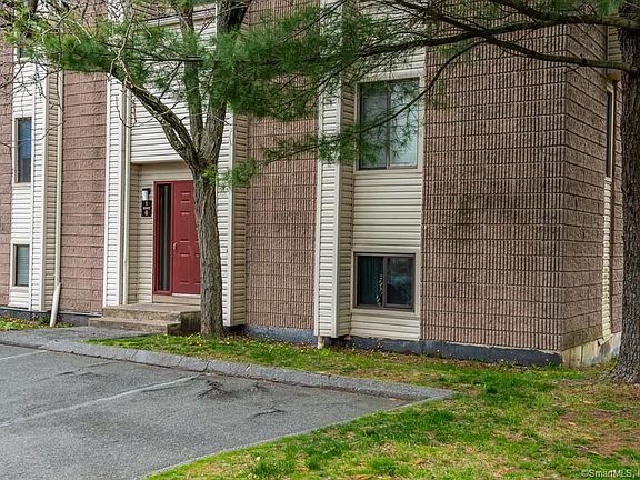 2nd image of 1 Burgundy Hill Ln Unit 1