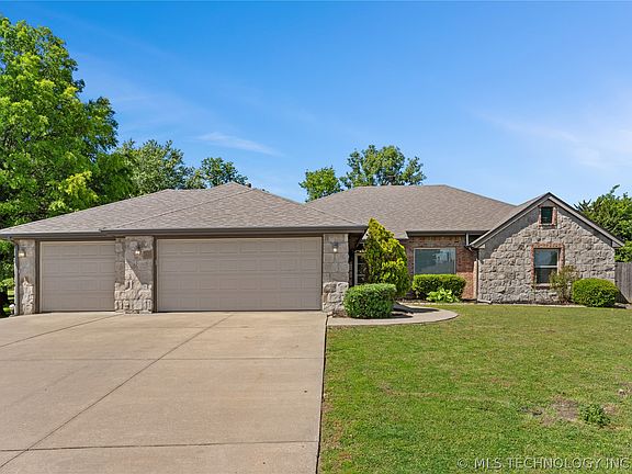 3rd image of 1257 East Dr