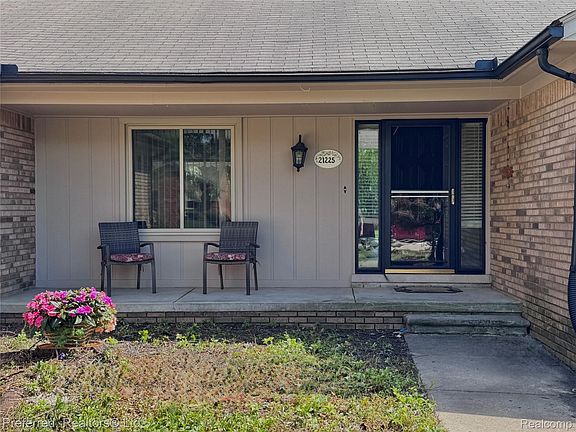 4th image of 21225 Parklane Rd