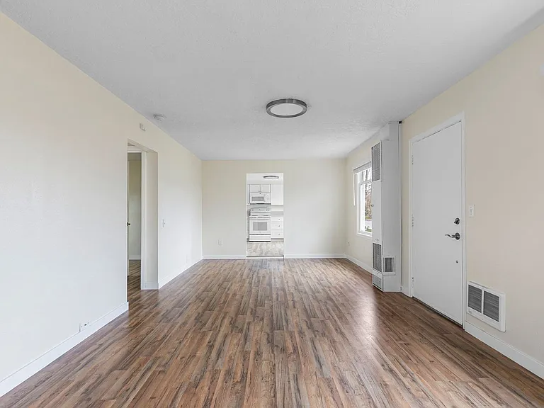 530 NE 5th St — Photo 7