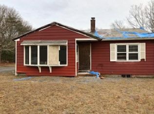 17 Huckleberry Ln, Hampton Bays, NY 11946