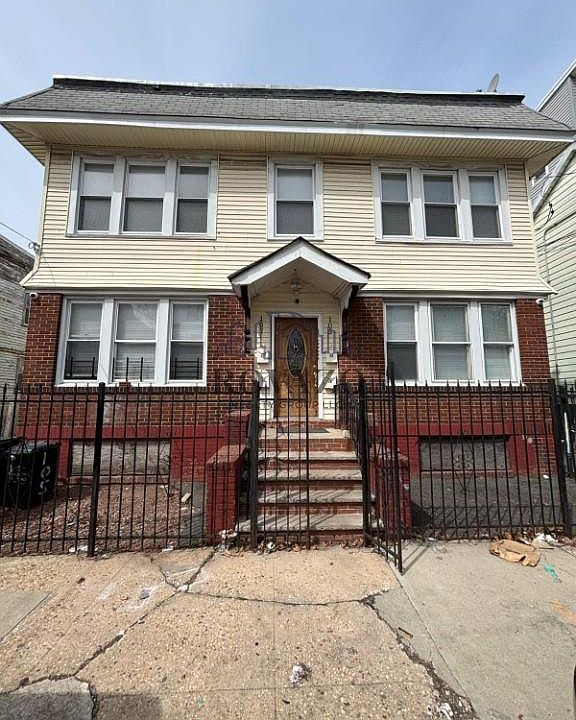 1st image of 105-107 Schley St #2R