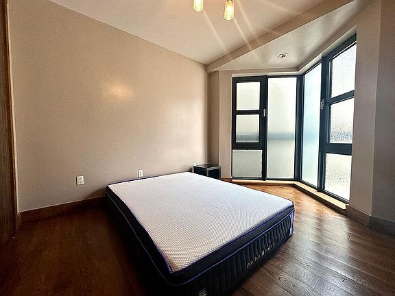 5th image of 865 Willoughby Ave APT 2A