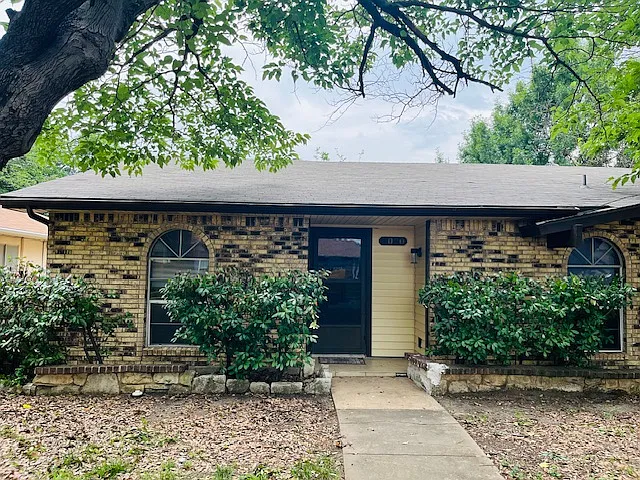 3 bed, 1359 sqft, $1,895 — Photo 1