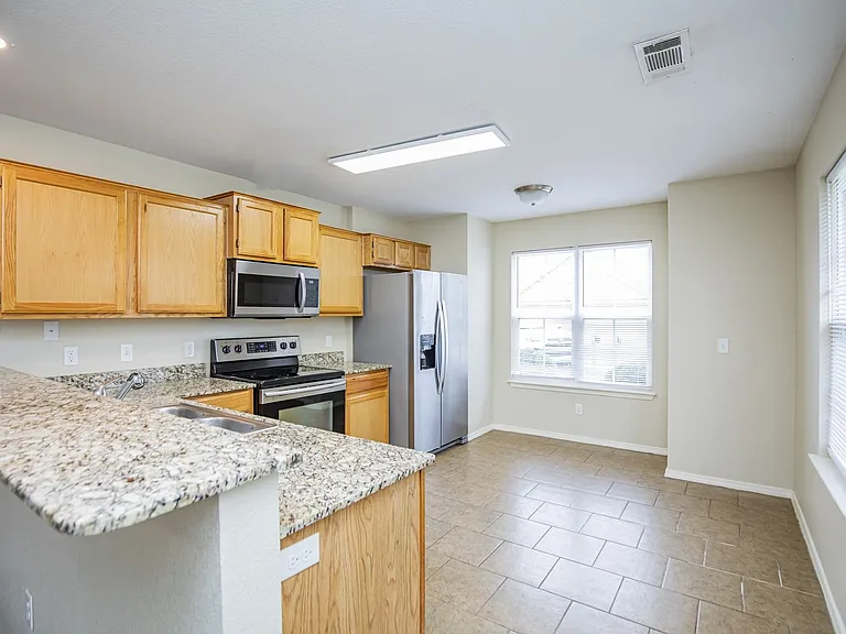 131 Foxglove St — Photo 7