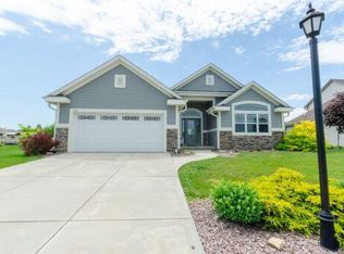 1427 Mamerow Ln W, Oconomowoc, WI 53066