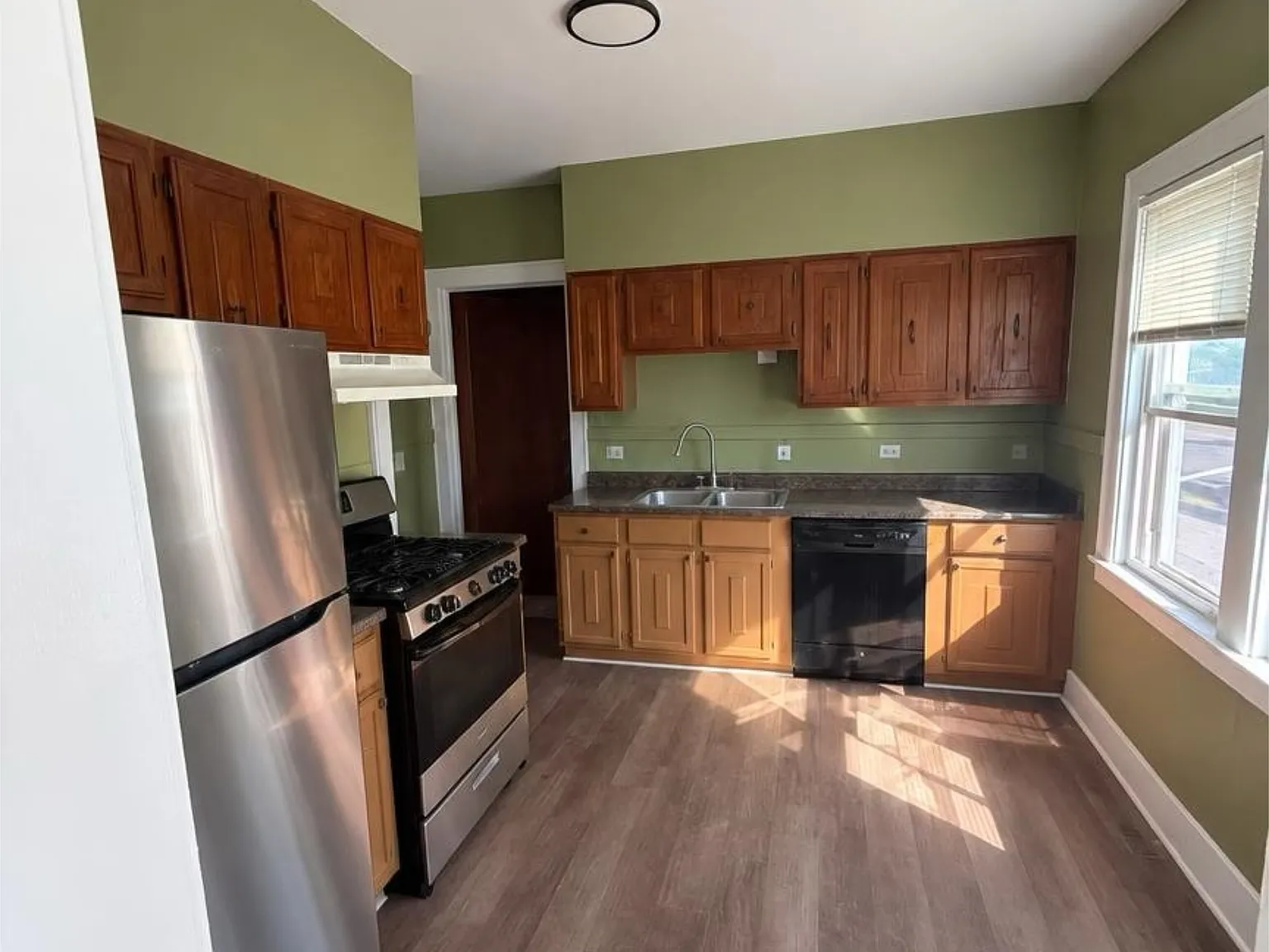3 bed, 2606 sqft, $1,550 — Photo 3