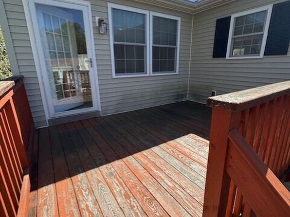 18 Looking Glass Cir, Uncasville, CT 06382
