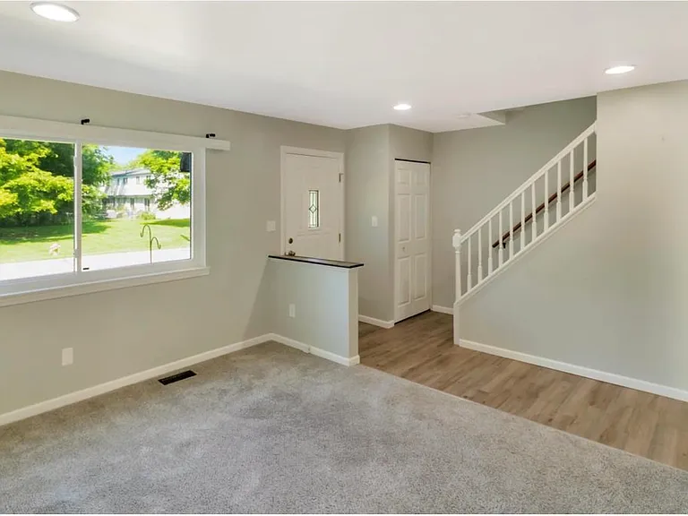 160 S Christine Cir — Photo 2