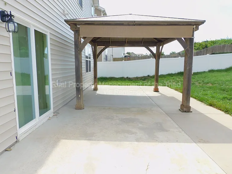 390 Spaulding St — Photo 32