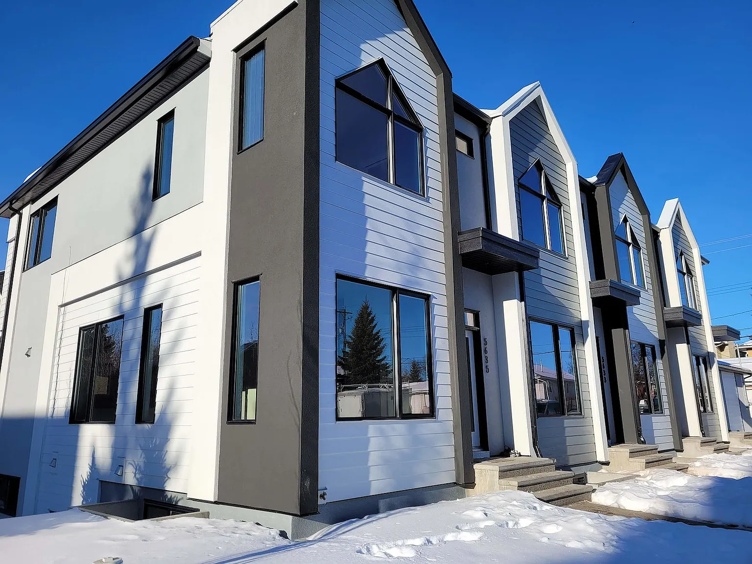 2 Storey In Windsor Park — Photo 1