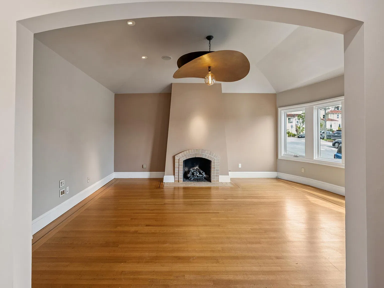 4 bed, 2563 sqft, $12,500 — Photo 4