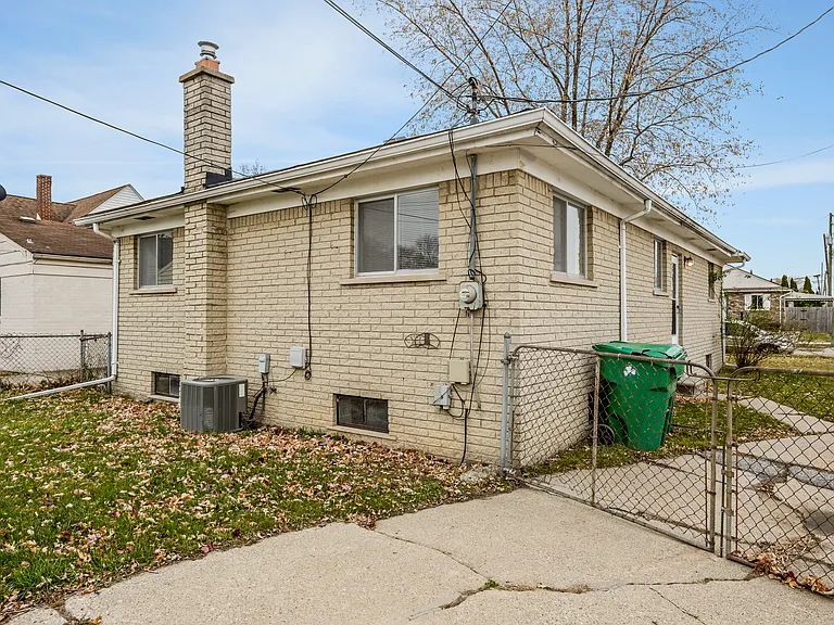 22538 Brittany Ave — Photo 14