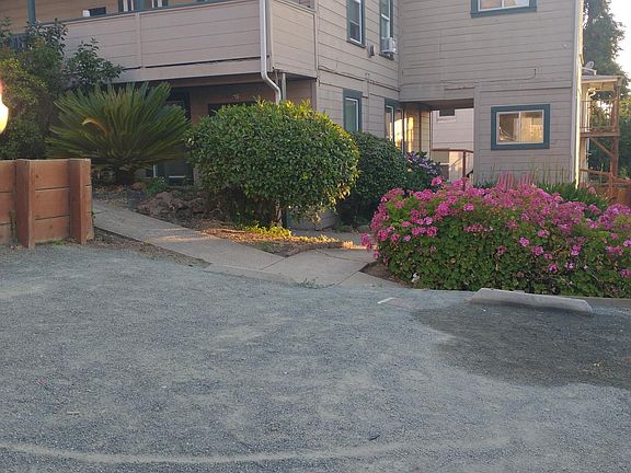 3rd image of 432 Bay St