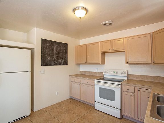 5th image of 4827 E Waverly St