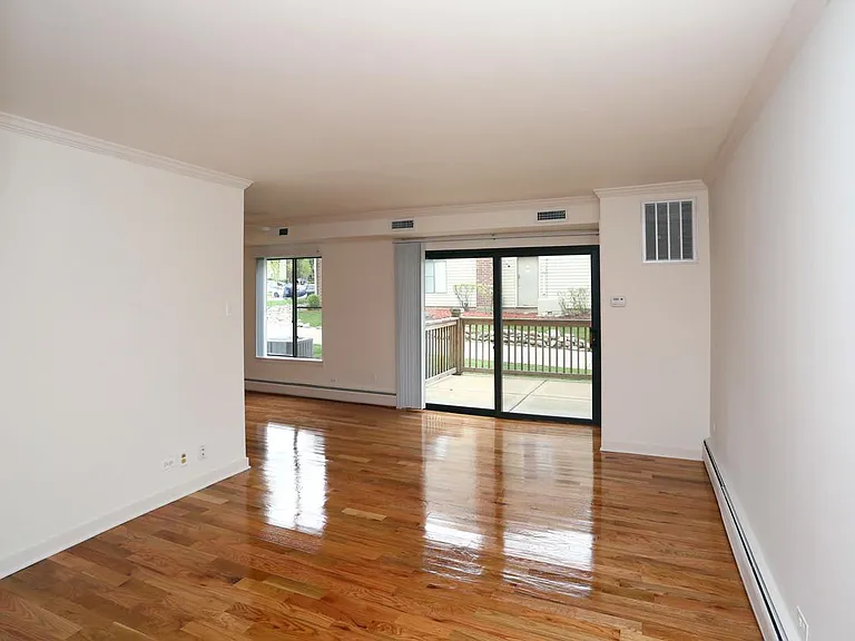 Emerald Court Apartments — Photo 32