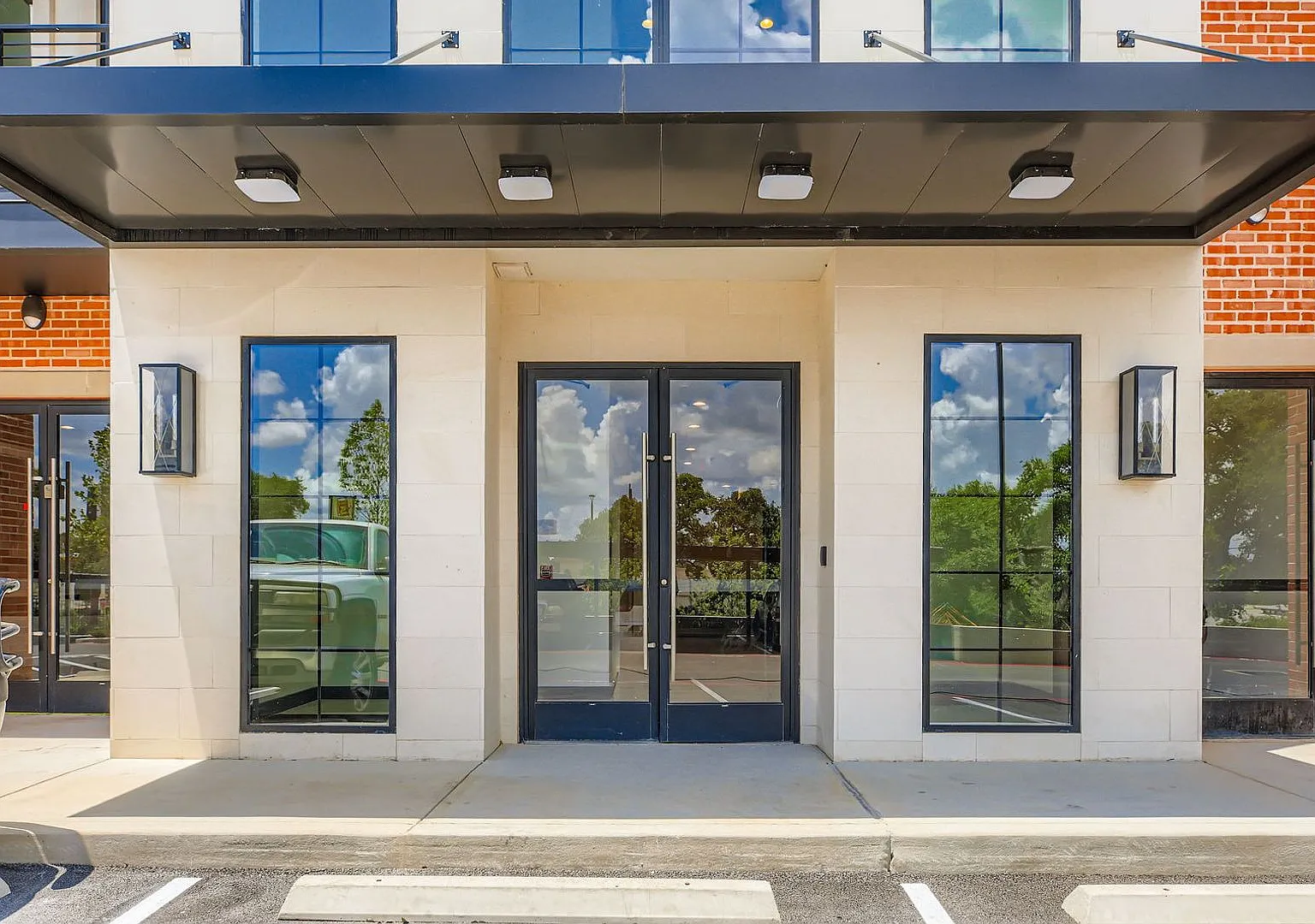 Beautiful 2 bedroom condo with elevator access! — Photo 4