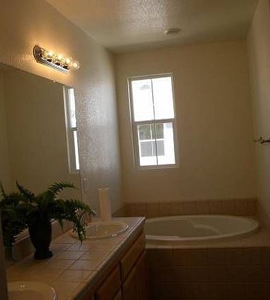 4th image of 20 Crystalwood Cir