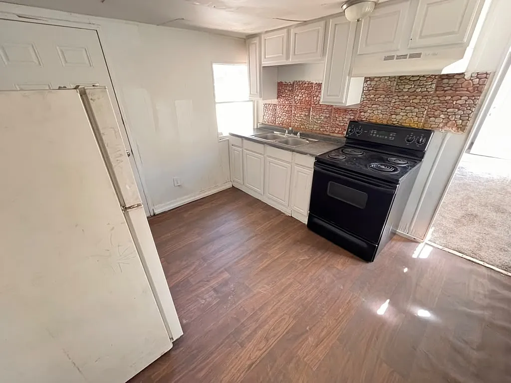4027 Delree Street - 10 — Photo 1