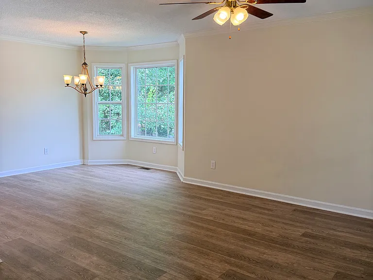 104 W Acres Cres — Photo 3