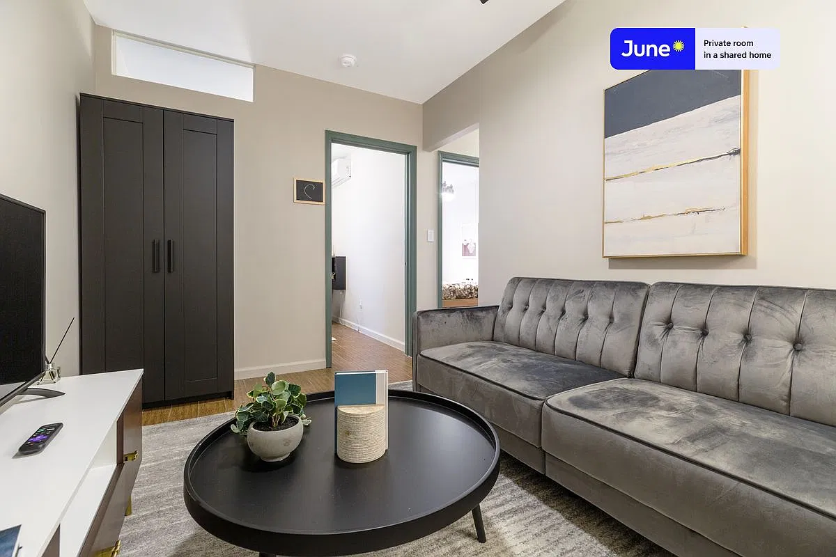 Queen bedroom in 3 bed/1 bath home in Chinatown #263 B — Photo 4