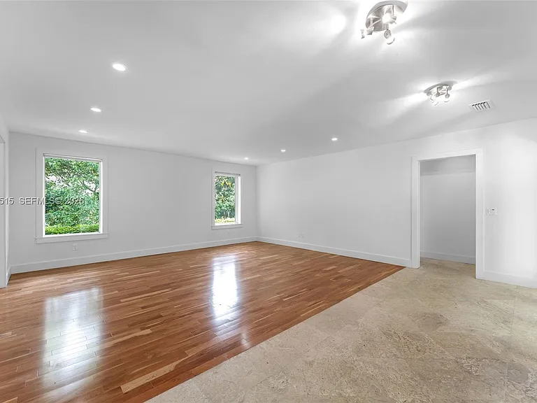 7711 SW 47th Ave — Photo 4