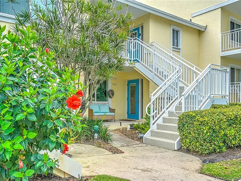 5563 NE Gulfstream Way — Photo 2