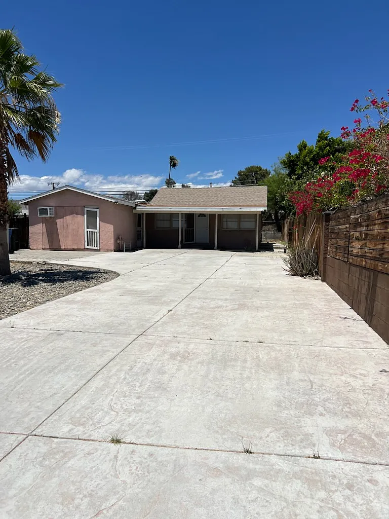 4 bed, $2,200 — Photo 1