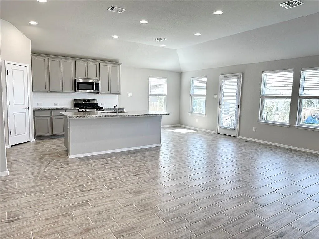 3 bed, 2.5 bath, 1534 sqft, $1,900 — Photo 3