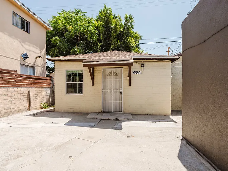 5630 1/2 Craner Ave — Photo 3