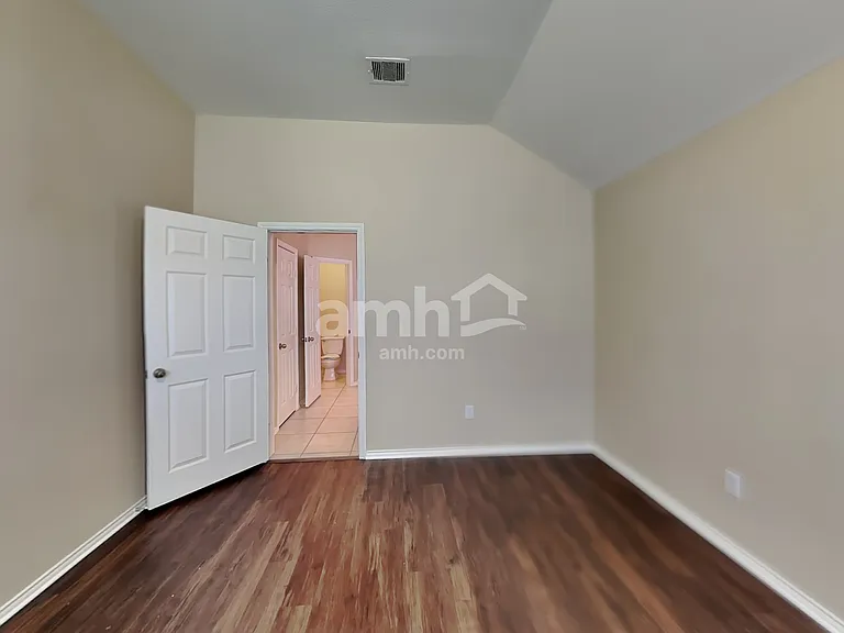 2113 Breezeway Ln — Photo 12