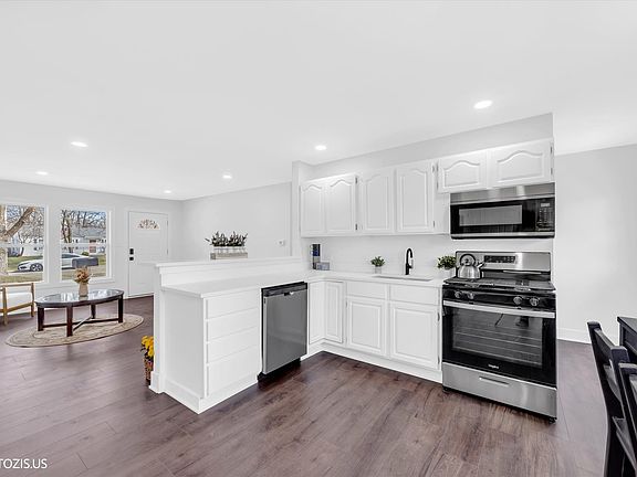 3rd image of 115 Fairlane Dr