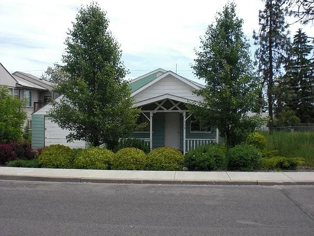 113 W 3rd St