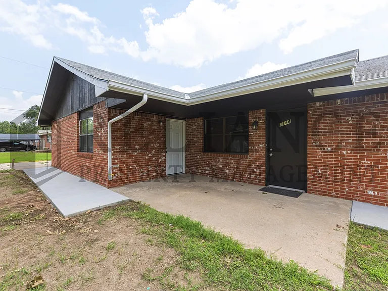 1158 N Edwards Ave — Photo 1